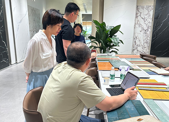 Los clientes de Mongolia visitan WiFi Ceramics