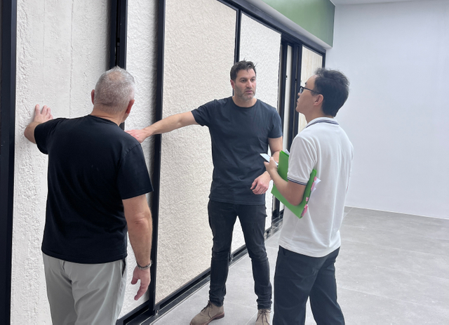 Los clientes de Australia visitan la cer&aacute;mica WiFi